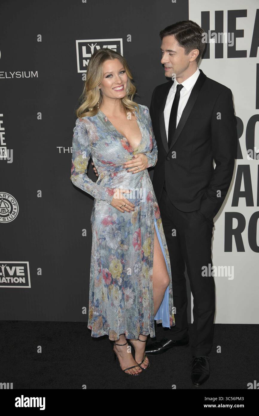 4. Januar 2020, Los Angeles, Kalifornien, USA: ASHLEY HINSHAW (L) und TOPHER GRACE nehmen an der 13. Jährlichen Black Tie Artistic Experience von Art of Elysiumâ Teil, â œHEAVEN€, â€ im Palladium in Los Angeles, Kalifornien. (Kreditbild: © Charlie Steffens/ZUMA Wire) Stockfoto