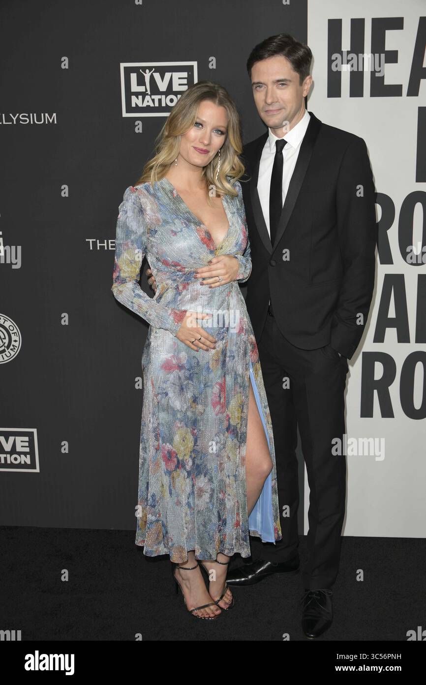 4. Januar 2020, Los Angeles, Kalifornien, USA: ASHLEY HINSHAW (L) und TOPHER GRACE nehmen an der 13. Jährlichen Black Tie Artistic Experience von Art of Elysiumâ Teil, â œHEAVEN€, â€ im Palladium in Los Angeles, Kalifornien. (Kreditbild: © Charlie Steffens/ZUMA Wire) Stockfoto