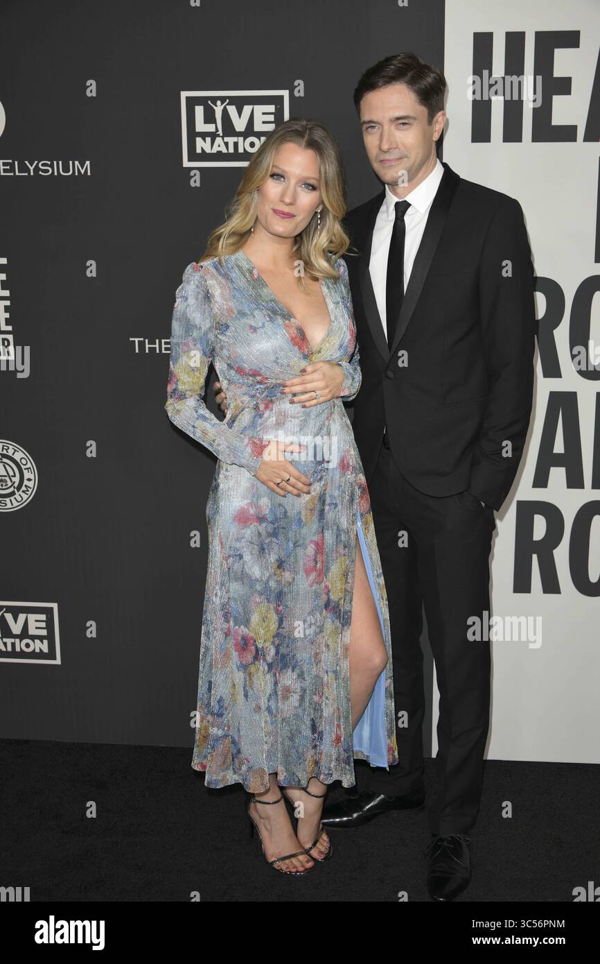 4. Januar 2020, Los Angeles, Kalifornien, USA: ASHLEY HINSHAW (L) und TOPHER GRACE nehmen an der 13. Jährlichen Black Tie Artistic Experience von Art of Elysiumâ Teil, â œHEAVEN€, â€ im Palladium in Los Angeles, Kalifornien. (Kreditbild: © Charlie Steffens/ZUMA Wire) Stockfoto