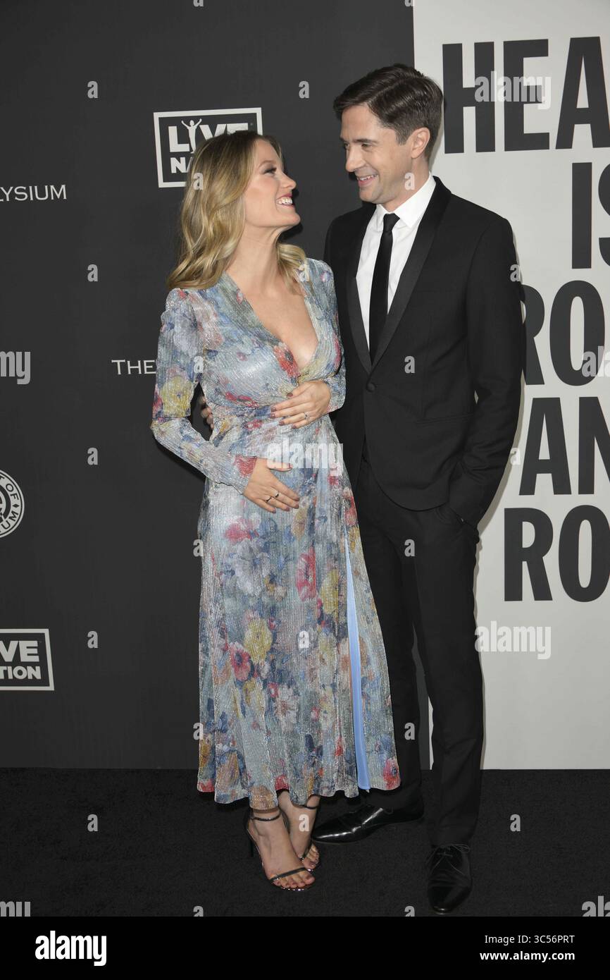 4. Januar 2020, Los Angeles, Kalifornien, USA: ASHLEY HINSHAW (L) und TOPHER GRACE nehmen an der 13. Jährlichen Black Tie Artistic Experience von Art of Elysiumâ Teil, â œHEAVEN€, â€ im Palladium in Los Angeles, Kalifornien. (Kreditbild: © Charlie Steffens/ZUMA Wire) Stockfoto