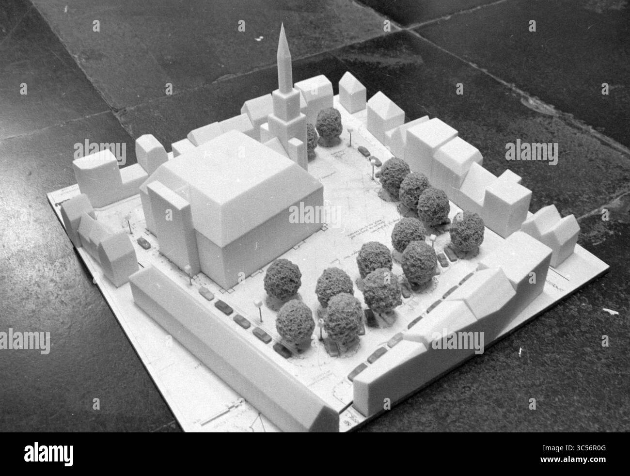 Modell Nieuwe Kerksplein, Model, Haarlem, Nieuwe Kerksplein, Niederlande, 18-11-1983 Whizgle News, Dutch Desk, Niederlande, 1950-2000 Ein detailliertes Architekturmodell, das ein Gemeindelayout mit einem zentralen Gebäude, umliegenden Bäumen und verschiedenen kleineren Bauten zeigt, die alle ein städtebauliches Konzept darstellen. Stockfoto