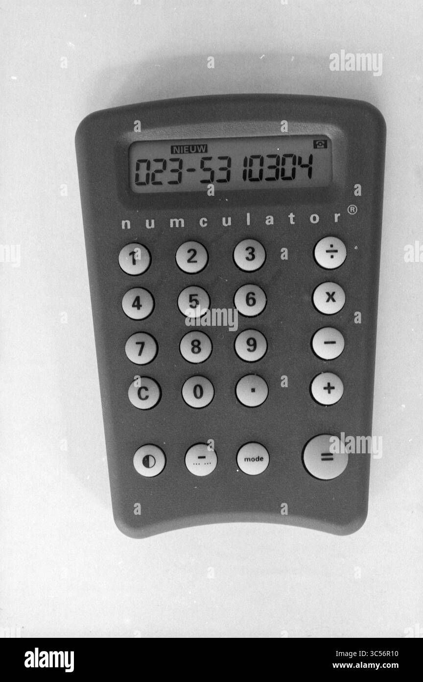Taschenrechner PTT, 31-08-1995, Whizgle News, Dutch Desk, Niederlande, 1950-2000 Ein Taschenrechner mit numerischer Tastatur und digitalem Display, das eine Reihe von Zahlen anzeigt. Stockfoto