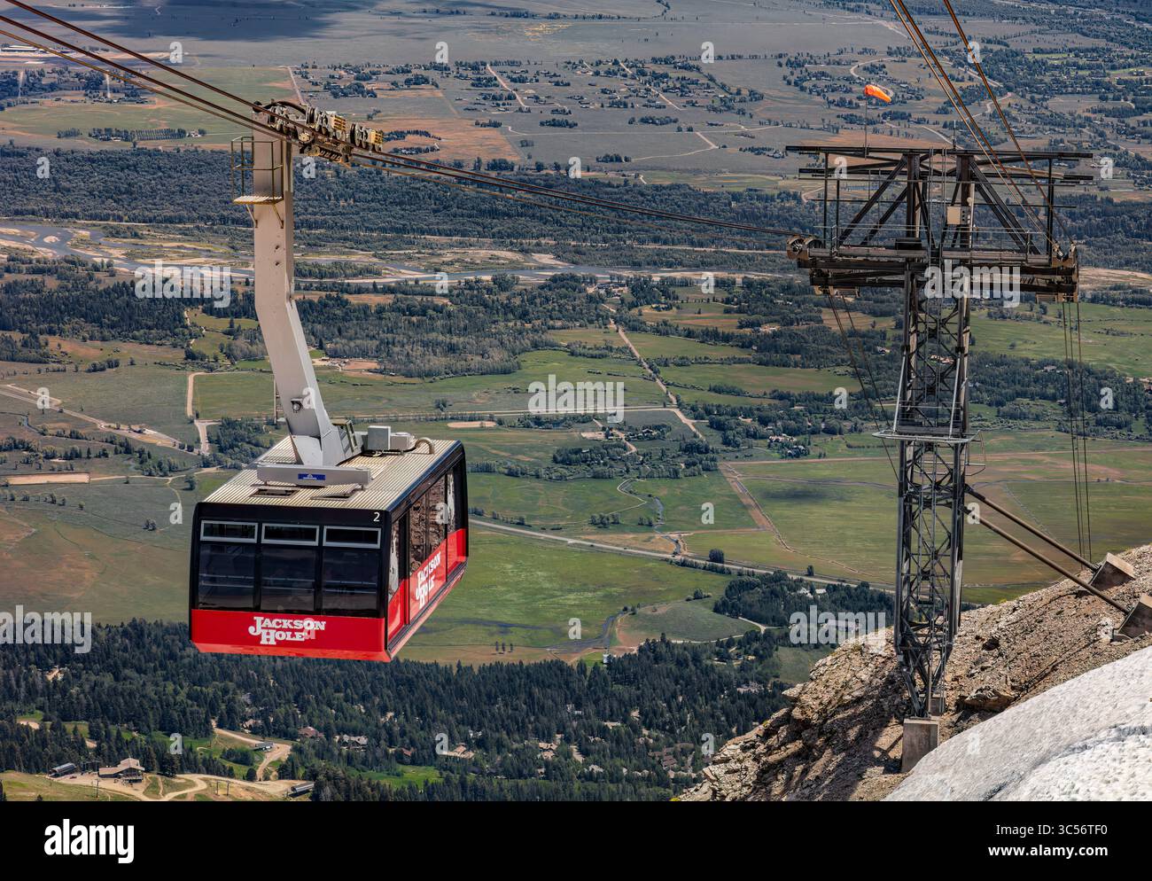 Die Jackson Hole Aerial Tram, oft auch „Big Red“ genannt, bringt Besucher von Teton Village zum Gipfel des Rendezvous Mountain in der Teton Range Stockfoto