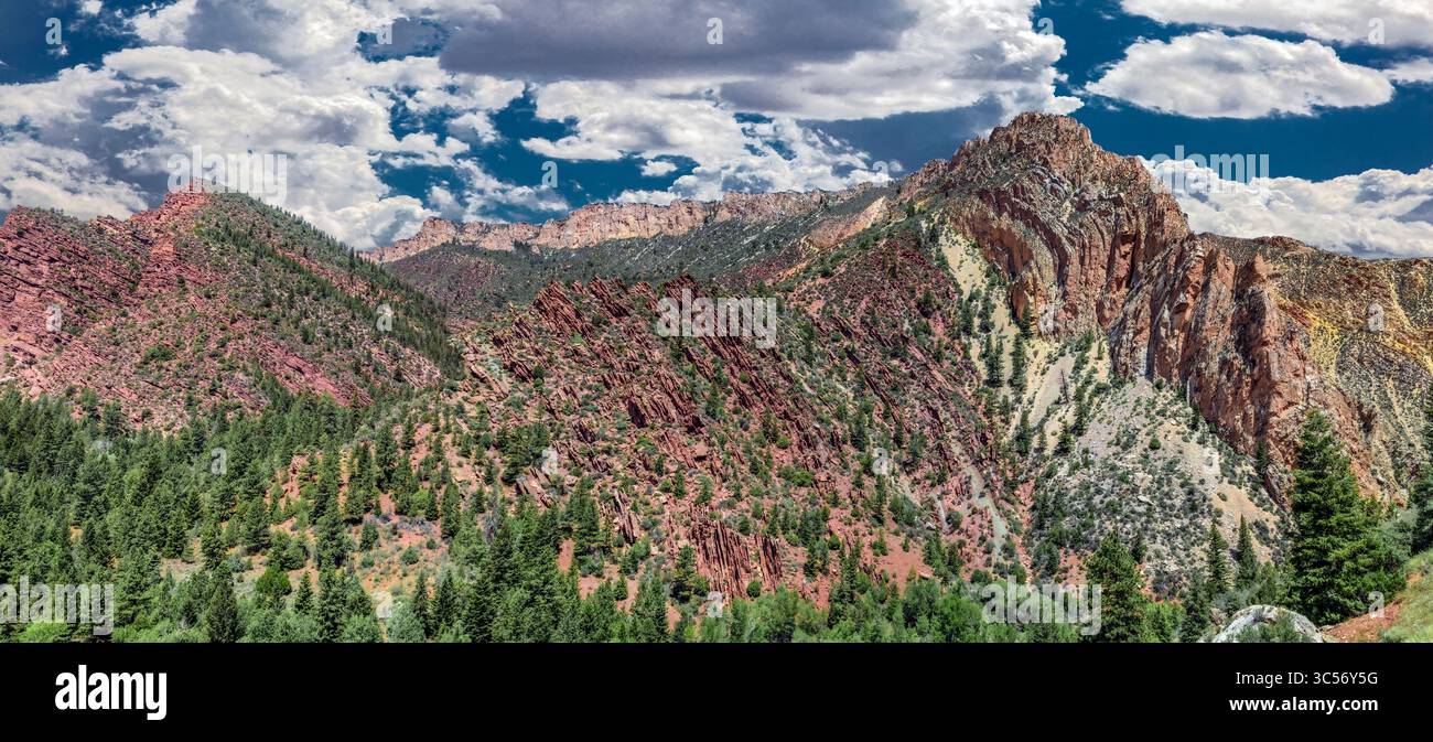Die Morgan-Formation ist in der Sheep Creek Canyon Geological Area im Nordosten Utahs sichtbar. Stockfoto