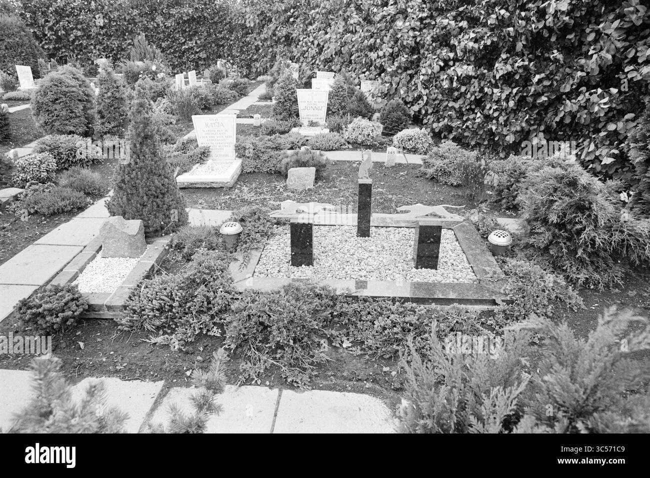 'De Stille Weiden Tierfriedhof' in Berkhout bei Hoorn', Animals, Berkhout, Bobeldijk, 21.09.1981 Whizgle News, Dutch Desk, Niederlande, 1950-2000 Eine ruhige Friedhofsszene mit ordentlich angeordneten Grabsteinen, umgeben von üppigem Grün mit kleinen Bäumen und dekorativen Pflanzen. Die Grundrisse reflektieren einen ruhigen Ruheplatz, der Ruhe und Erinnerung betont. Stockfoto