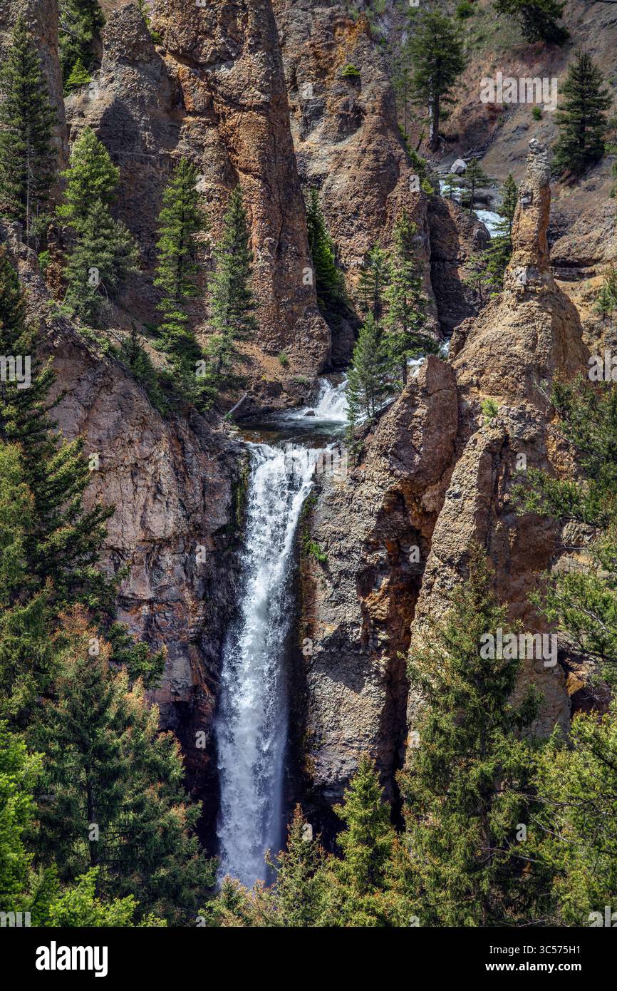 Tower Falls ist einer der bekanntesten Wasserfälle im Yellowstone National Park. Stockfoto