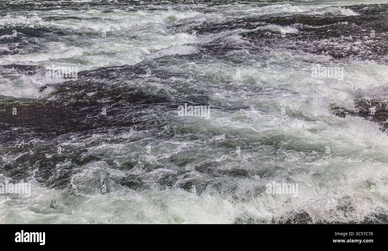 Turbulentes Weißwasser Stockfoto
