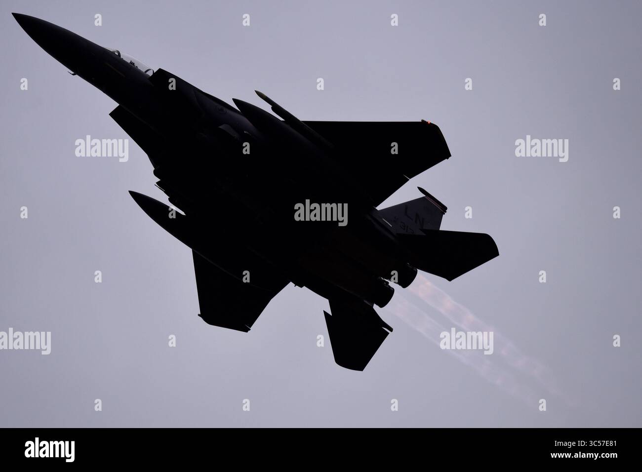 8. Januar 2020: RAF Lakenheath, Suffolk, Vereinigtes Königreich: Ein F-15E Strike Eagle, der der 494th Fighter Squadron zugewiesen wurde, startet am 8. Januar 2019 bei der Royal Air Force Lakenheath, England. Die 494th führt täglich Routinetraining durch, um sicherzustellen, dass die RAF Lakenheath einzigartige Luftkampffähigkeiten in den Kampf bringt, wenn sie von den United States Air Forces in Europe-Air Forces Africa angefordert werden. (Bild: © U.S. Air Force/ZUMA Wire/ZUMAPRESS.com) Stockfoto