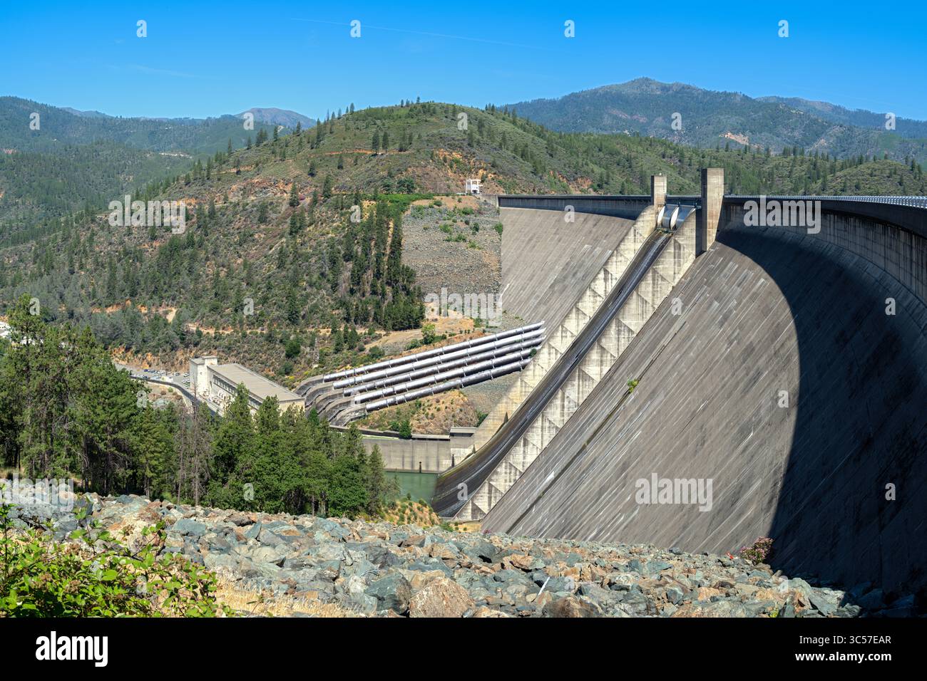 Große Metallrohre versorgen das Kraftwerk am historischen Shasta Dam in Shasta Lake, Kalifornien, USA Stockfoto