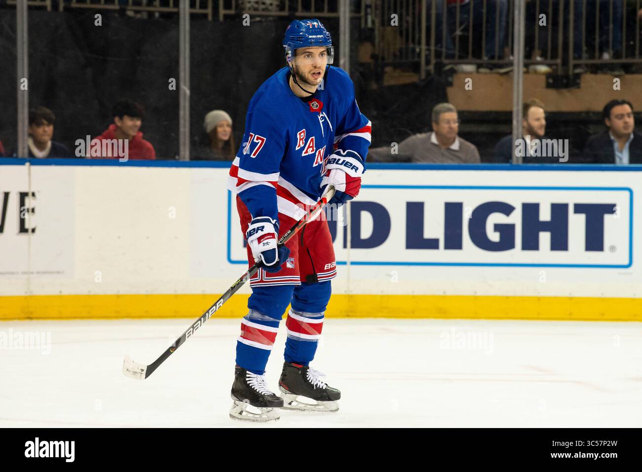9. Januar 2020: Tony DeAngelo, Verteidiger der New York Rangers (77), sieht sich während des Spiels zwischen den New York Rangers und den New Jersey Devils im Madison Square Garden in Manhattan an. Die New York Rangers besiegen die New Jersey Devils mit 6:3. Obligatorischer Kredit: Kostas Lymperopoulos/CSM (Kredit-Bild: &Copy; Kostas Lymperopoulos/CSM via ZUMA Wire) Stockfoto