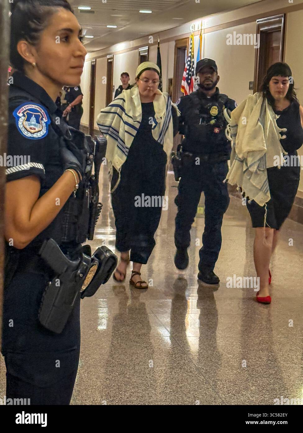 Washington, District of Columbia, USA. Juli 2025. Die US Capitol Police verhaftet 27 Rabbiner nach einem Akt zivilen Ungehorsams im Büro des Mehrheitsführers John Thune im US-Senat. Die Mitglieder des jüdischen Klerus versuchen, die Aufmerksamkeit auf die Notwendigkeit sofortiger Maßnahmen zur Nahrungsmittelhilfe für die Bevölkerung der GazaÃs zu lenken. (Credit Image: © Sue Dorfman/ZUMA Press Wire) NUR REDAKTIONELLE VERWENDUNG! Nicht für kommerzielle ZWECKE! Stockfoto