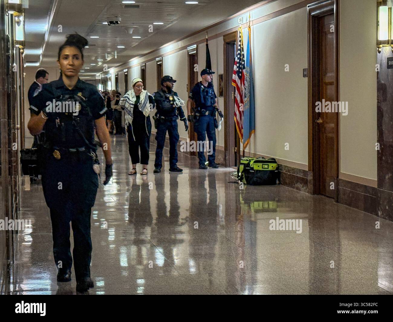 Washington, District of Columbia, USA. Juli 2025. Die US Capitol Police verhaftet 27 Rabbiner nach einem Akt zivilen Ungehorsams im Büro des Mehrheitsführers John Thune im US-Senat. Die Mitglieder des jüdischen Klerus versuchen, die Aufmerksamkeit auf die Notwendigkeit sofortiger Maßnahmen zur Nahrungsmittelhilfe für die Bevölkerung der GazaÃs zu lenken. (Credit Image: © Sue Dorfman/ZUMA Press Wire) NUR REDAKTIONELLE VERWENDUNG! Nicht für kommerzielle ZWECKE! Stockfoto
