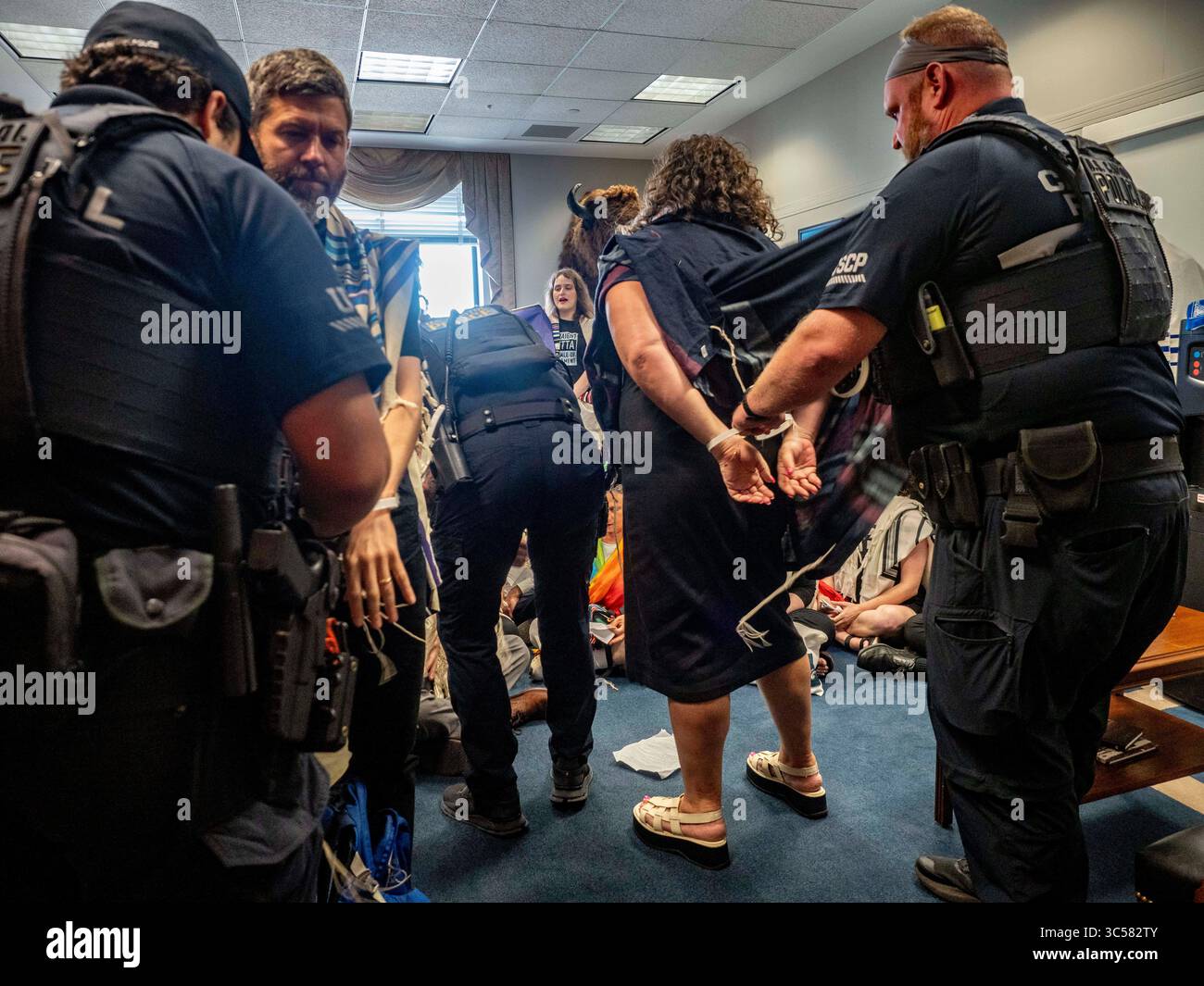 Washington, District of Columbia, USA. Juli 2025. Die US Capitol Police verhaftet 27 Rabbiner nach einem Akt zivilen Ungehorsams im Büro des Mehrheitsführers John Thune im US-Senat. Die Mitglieder des jüdischen Klerus versuchen, die Aufmerksamkeit auf die Notwendigkeit sofortiger Maßnahmen zur Nahrungsmittelhilfe für die Bevölkerung der GazaÃs zu lenken. (Credit Image: © Sue Dorfman/ZUMA Press Wire) NUR REDAKTIONELLE VERWENDUNG! Nicht für kommerzielle ZWECKE! Stockfoto