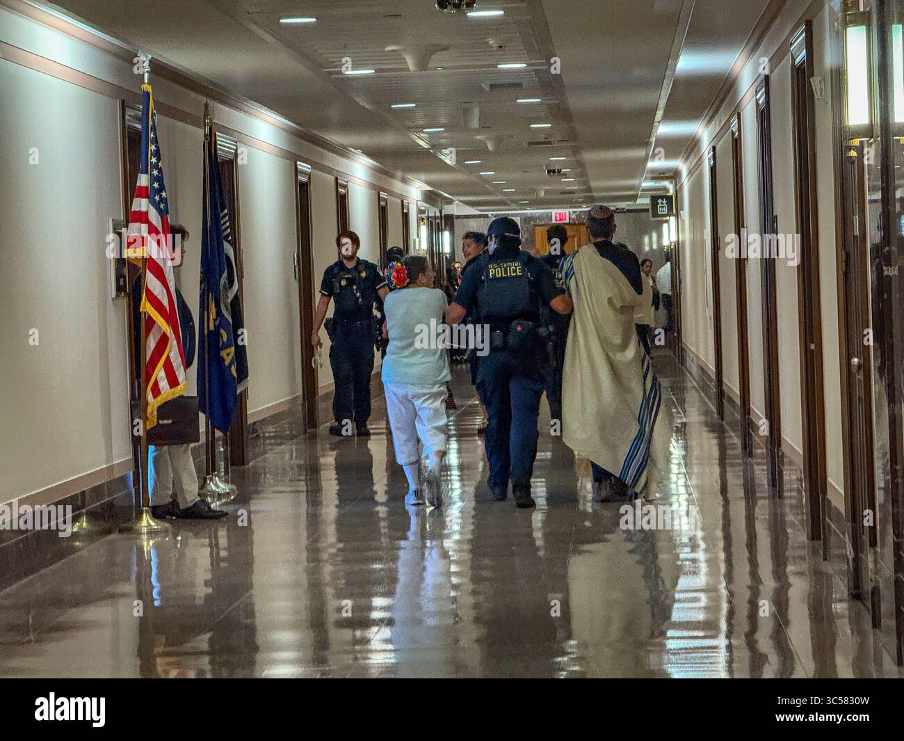 Washington, District of Columbia, USA. Juli 2025. Die US Capitol Police verhaftete 27 Führer des jüdischen Glaubens nach einem Akt zivilen Ungehorsams im Büro des Mehrheitsführers John Thune im US-Senat. Der jüdische Klerus versucht, die Aufmerksamkeit auf die Notwendigkeit sofortiger Maßnahmen zur Nahrungsmittelhilfe für die Bevölkerung der GazaÃs zu lenken. (Credit Image: © Sue Dorfman/ZUMA Press Wire) NUR REDAKTIONELLE VERWENDUNG! Nicht für kommerzielle ZWECKE! Stockfoto