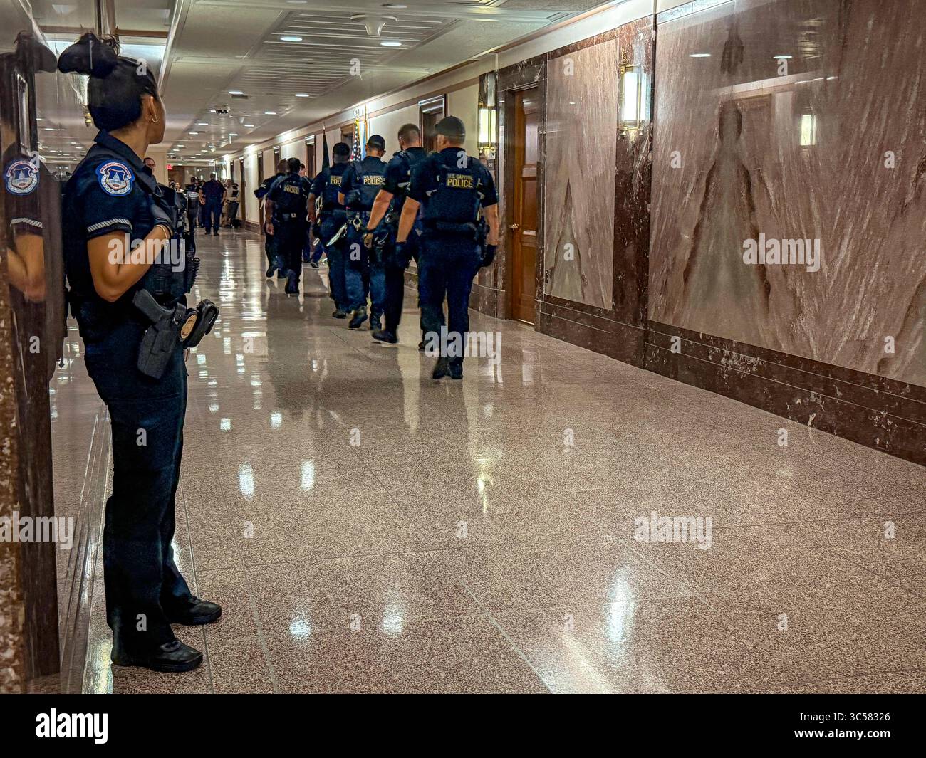 Washington, District of Columbia, USA. Juli 2025. z die US Capitol Police, die Plastikhandschellen trägt, geht in Richtung des Büros des Mehrheitsführers des US-Senats, John Thune, um Personen zu verhaften, die an einem Akt zivilen Ungehorsams beteiligt sind. (Credit Image: © Sue Dorfman/ZUMA Press Wire) NUR REDAKTIONELLE VERWENDUNG! Nicht für kommerzielle ZWECKE! Stockfoto
