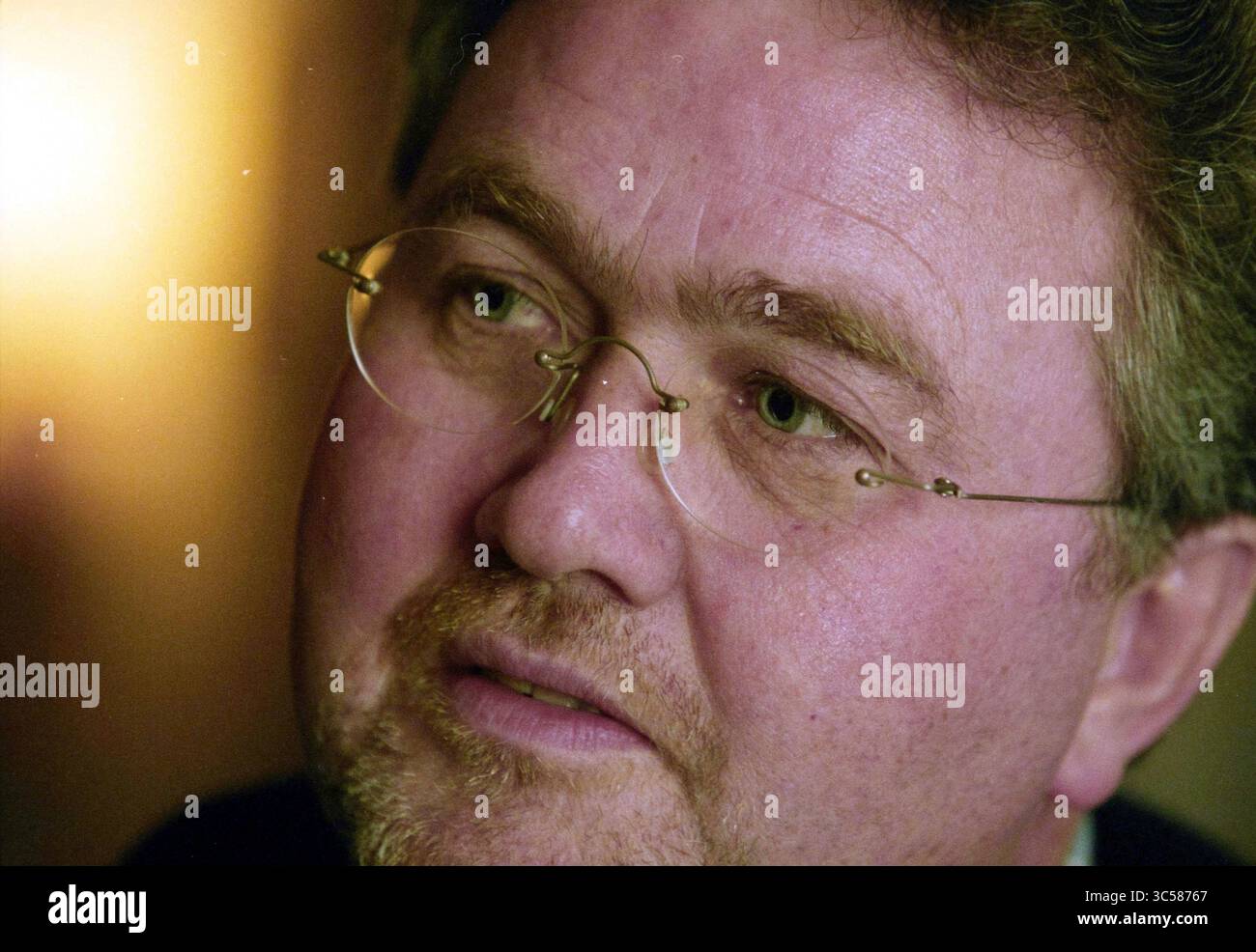 Architekt Koenis, Haarlem, Niederlande, 24-01-1999 Whizgle News, Dutch Desk, Niederlande, 1950-2000 Ein nachdenklicher Mann mit Brille blickt in die Ferne, sein Ausdruck spiegelt Besinnung und Introspektion wider. Stockfoto