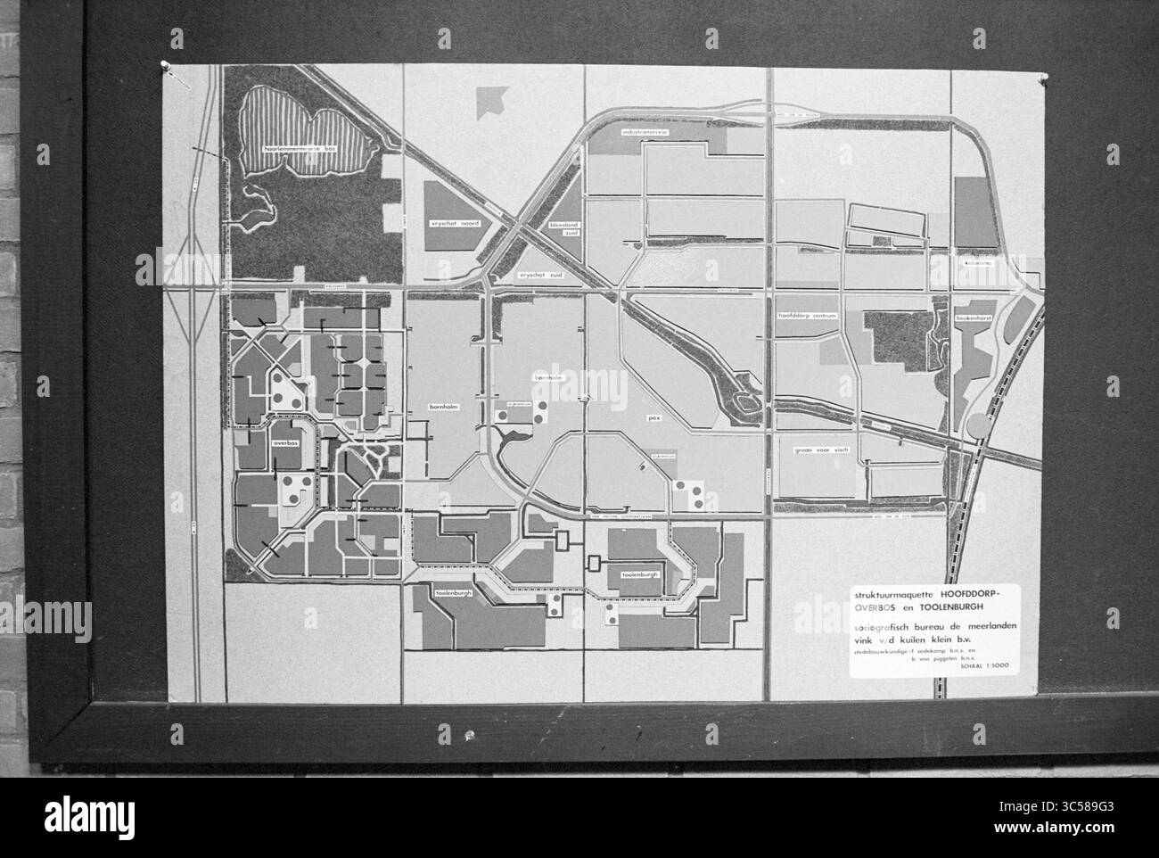 Model Overbos and Toolenburgh, Toolenburg, Hoofddorp, Niederlande, 24-06-1980 Whizgle News, Dutch Desk, Niederlande, 1950-2000 Ein detailliertes Layout eines Campus oder Stadtgebiets mit verschiedenen Abschnitten, Straßen und Parks, begleitet von einer Legende zur Orientierung und Information. Stockfoto