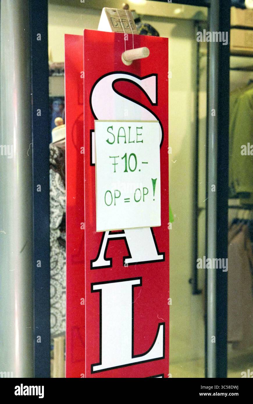 Leerverkauf, 20-02-1996 Whizgle News, Dutch Desk, Niederlande, 1950-2000 Ein hellrosafarbenes Schild zeigt das Wort „SALE“ in großen Buchstaben, begleitet von einem kleineren Schild, das den Preis von 710 angibt. Es enthält eine verspielte Note mit der Aufschrift „OP=OP!“ Bezieht sich wahrscheinlich auf das Werbeangebot. Stockfoto