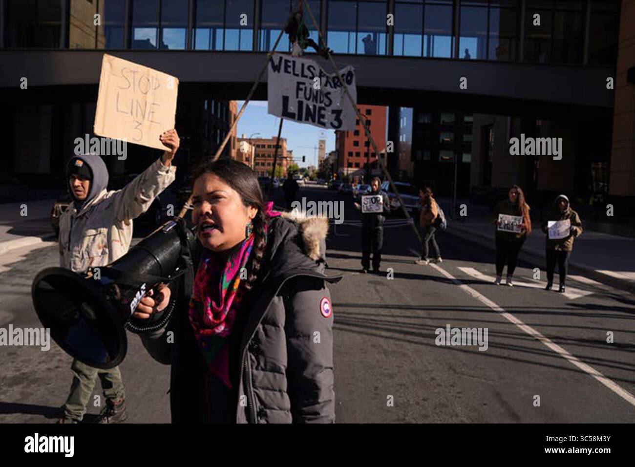 14. Januar 2020, USA: Tara Houska, die hier im Jahr 2018 gegen die Enbridge Line 3-Pipeline protestierte, sagte, ein TSA-Agent am MSP Airport habe ihre Zöpfe angezogen und sie wie Zügel ausgepeitscht. (Kreditbild: © TNS via ZUMA Wire) Stockfoto