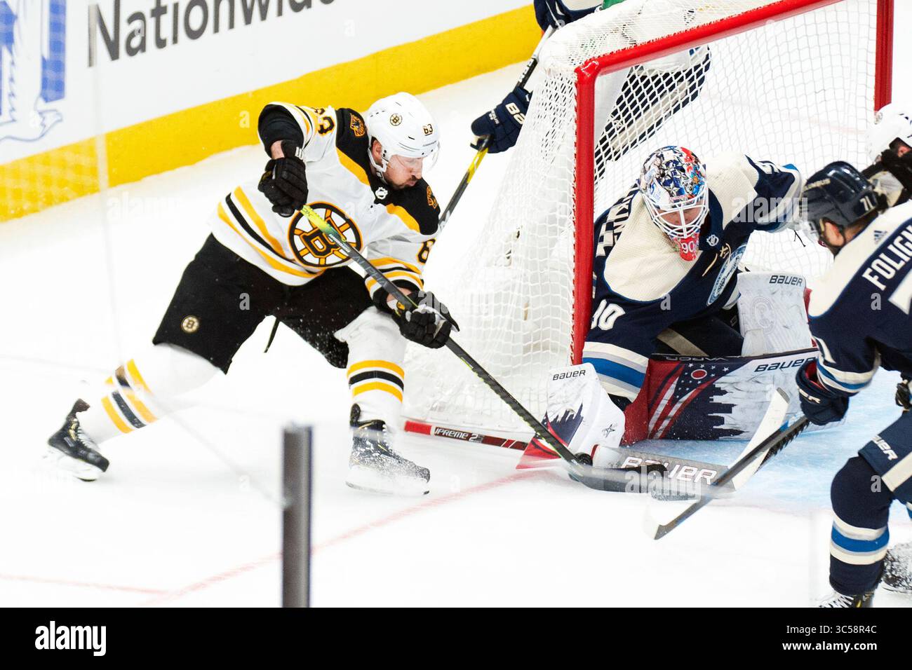 14. Januar 2020: Elvis Merzlikins (90), Torhüter der Columbus Blue Jackets, holt gegen Boston Bruins den linken Flügel Brad Marchand (63) in ihrem Spiel in Columbus, Ohio. Brent Clark/CSM(Bild: &Copy; Brent Clark/CSM via ZUMA Wire) Stockfoto