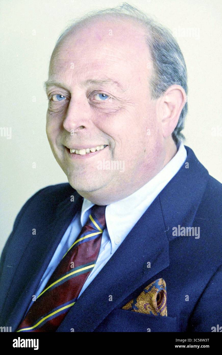 Porträts von VVD-Mitgliedern Bloemendaal, Bloemendaal, 14-01-2002 Whizgle News, Dutch Desk, Niederlande, 1950-2000 Ein lächelnder Mann mit blauen Augen, in dunklem Anzug und Krawatte gekleidet, verströmt ein fröhliches Verhalten. Er vervollständigt sein Outfit mit einem gemusterten Taschenfeld, das ihm ein raffiniertes und ansprechendes Aussehen verleiht. Stockfoto