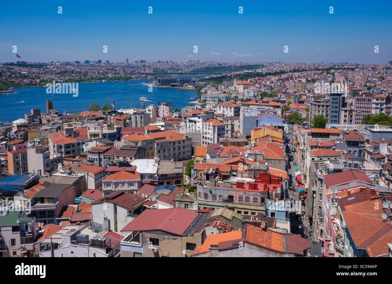Türkei: Der Blick nach Nordwesten über das Goldene Horn vom Galata-Turm (Galata Kulesi) und im Vordergrund das Beyoglu-Gebiet, Istanbul. Istanbul ist mit über 15 Millionen Einwohnern die größte Stadt der Türkei. Die Stadt wurde im 7. Jahrhundert v. Chr. gegründet und als Byzanz bekannt. Ab 330 n. Chr. hieß die Stadt Konstantinopel. Es wurde in seiner Geschichte unter anderen Namen bekannt, darunter Stamboul, Kostantiniyye und Islambol. Stockfoto