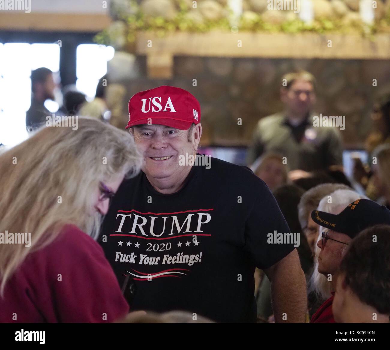 16. Januar 2020, Sioux City, IOWA, USA: Ein Mann trägt seine Gefühle laut und stolz auf einen „Women for Trump“-Stopp für Präsident Donald Trump in Sioux City, Iowa vor dem 3. Februar in Iowa, Donnerstag, 16. Januar 2020. (Bild: © Jerry Mennenga/ZUMA Wire) Stockfoto