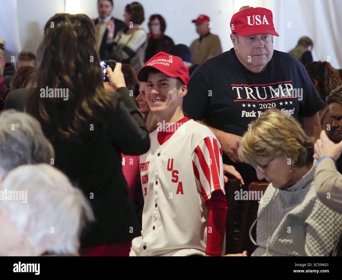 16. Januar 2020, Sioux City, IOWA, USA: Zwei Männer zeigen ihre Unterstützung für Donald Trump bei einem „Women for Trump“-Stopp für Präsident Donald Trump in Sioux City, Iowa, am Donnerstag, den 16. Januar 2020. (Bild: © Jerry Mennenga/ZUMA Wire) Stockfoto