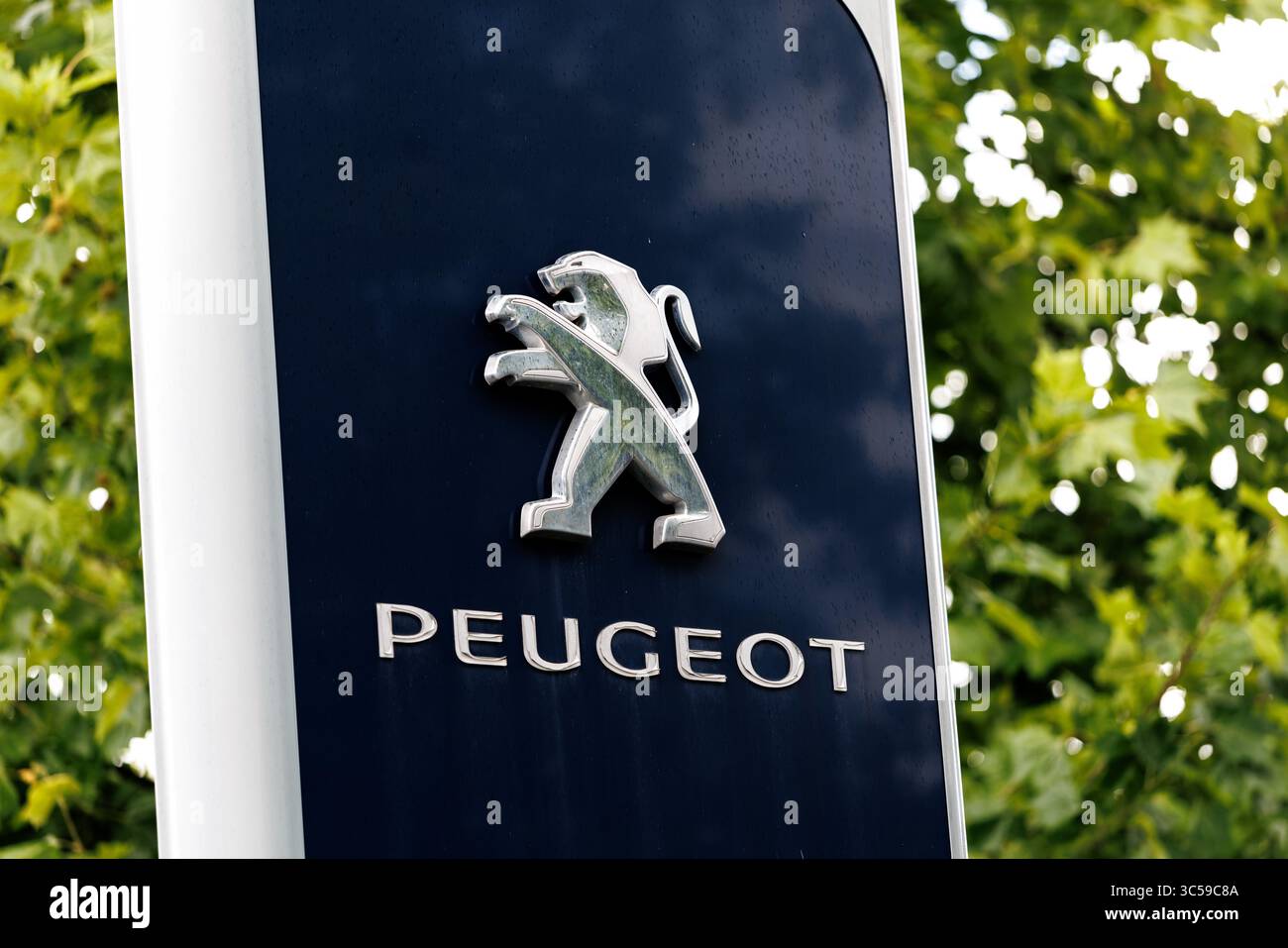 München, Deutschland. Juli 2025. Das Markenlogo des Automobilherstellers Peugeot ist am 29. Juli 2025 auf einer Stele vor einer Niederlassung des Unternehmens in München (Bayern) zu sehen. Peugeot ist ein französischer Fahrzeughersteller und seit dem Zusammenschluss von FCA und PSA eine der Marken des entstehenden Stellantis-Konzerns. Quelle: Matthias Balk/dpa/Alamy Live News Stockfoto