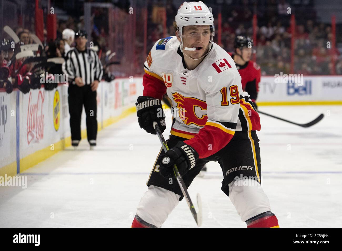 18. Januar 2020: Die Calgary Flames verließen Matthew Tkachuk (19) während des NHL-Spiels zwischen den Calgary Flames und den Ottawa Senators im Canadian Tire Centre in Ottawa, Kanada. Daniel Lea/CSM(Kreditbild: &Copy; Daniel Lea/CSM via ZUMA Wire) Stockfoto