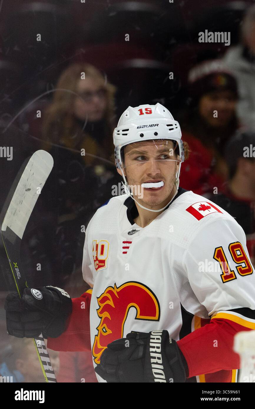 18. Januar 2020: Matthew Tkachuk (19) während des NHL-Spiels zwischen den Calgary Flames und den Ottawa Senators im Canadian Tire Centre in Ottawa, Kanada. Daniel Lea/CSM(Kreditbild: &Copy; Daniel Lea/CSM via ZUMA Wire) Stockfoto