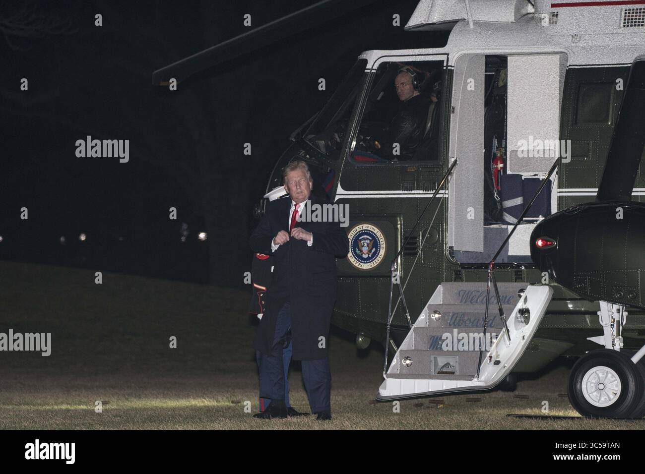 19. Januar 2020, Washington, District of Columbia, USA: US-Präsident Donald J. Trump spaziert am 19. Januar 2020 auf dem South Lawn von Marine One zum Weißen Haus in Washington, DC, USA. Zuvor sprach der Präsident auf der American Farm Bureau Federation Annual Convention and Trade Show in Austin, Texas, und verbrachte das Wochenende im Mar-a-Lago in Palm Beach, Florida (Bild: © Sarah Silbiger/CNP via ZUMA Wire). Stockfoto