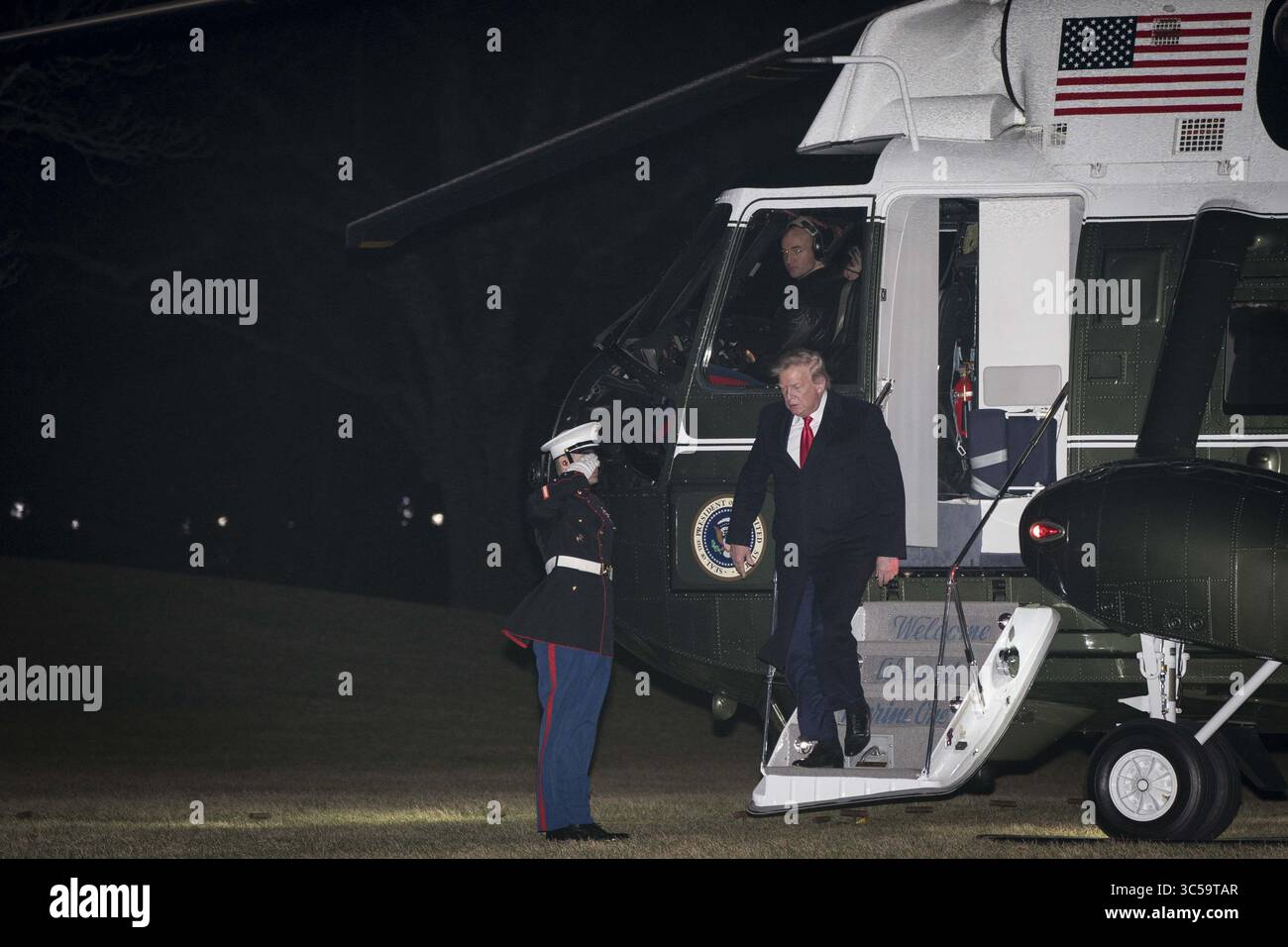 19. Januar 2020, Washington, District of Columbia, USA: US-Präsident Donald J. Trump verlässt Marine One, als er am 19. Januar 2020 im Weißen Haus in Washington, DC, USA, eintrifft. Zuvor sprach der Präsident auf der American Farm Bureau Federation Annual Convention and Trade Show in Austin, Texas, und verbrachte das Wochenende im Mar-a-Lago in Palm Beach, Florida (Bild: © Sarah Silbiger/CNP via ZUMA Wire). Stockfoto