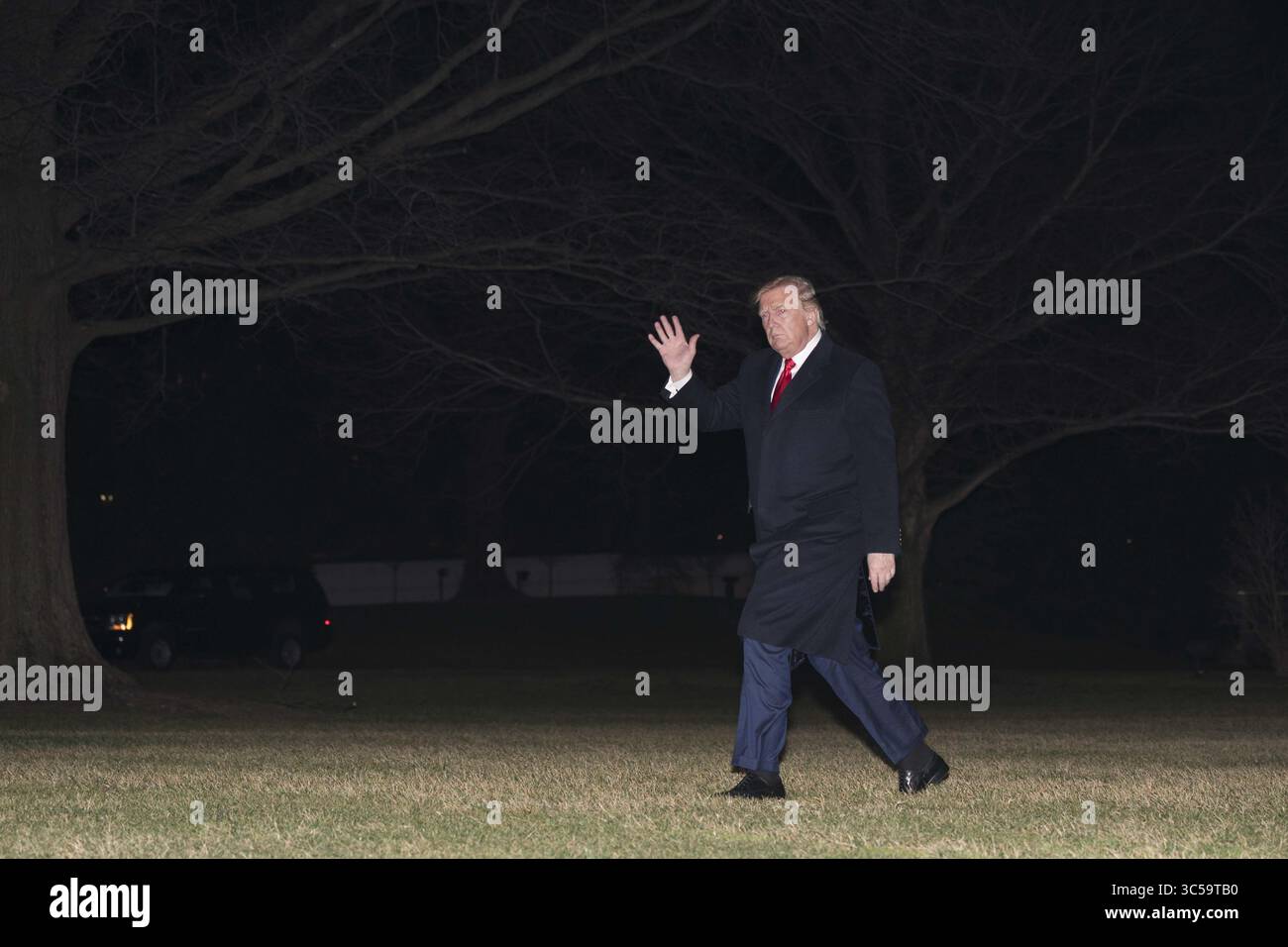 19. Januar 2020, Washington, District of Columbia, USA: US-Präsident Donald J. Trump spaziert am 19. Januar 2020 auf dem South Lawn von Marine One zum Weißen Haus in Washington, DC, USA. Zuvor sprach der Präsident auf der American Farm Bureau Federation Annual Convention and Trade Show in Austin, Texas, und verbrachte das Wochenende im Mar-a-Lago in Palm Beach, Florida (Bild: © Sarah Silbiger/CNP via ZUMA Wire). Stockfoto