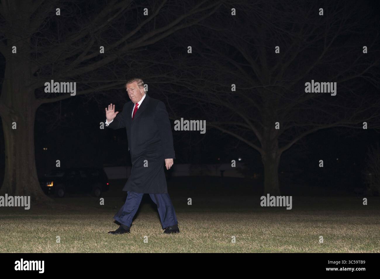 19. Januar 2020, Washington, District of Columbia, USA: US-Präsident Donald J. Trump spaziert am 19. Januar 2020 auf dem South Lawn von Marine One zum Weißen Haus in Washington, DC, USA. Zuvor sprach der Präsident auf der American Farm Bureau Federation Annual Convention and Trade Show in Austin, Texas, und verbrachte das Wochenende im Mar-a-Lago in Palm Beach, Florida (Bild: © Sarah Silbiger/CNP via ZUMA Wire). Stockfoto