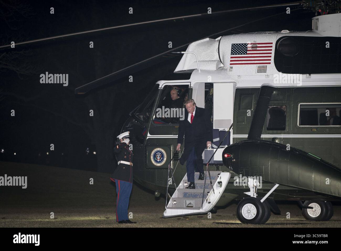 19. Januar 2020, Washington, District of Columbia, USA: US-Präsident Donald J. Trump verlässt Marine One, als er am 19. Januar 2020 im Weißen Haus in Washington, DC, USA, eintrifft. Zuvor sprach der Präsident auf der American Farm Bureau Federation Annual Convention and Trade Show in Austin, Texas, und verbrachte das Wochenende im Mar-a-Lago in Palm Beach, Florida (Bild: © Sarah Silbiger/CNP via ZUMA Wire). Stockfoto