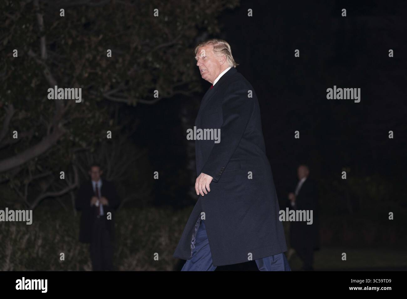 19. Januar 2020, Washington, District of Columbia, USA: US-Präsident Donald J. Trump spaziert am 19. Januar 2020 auf dem South Lawn von Marine One zum Weißen Haus in Washington, DC, USA. Zuvor sprach der Präsident auf der American Farm Bureau Federation Annual Convention and Trade Show in Austin, Texas, und verbrachte das Wochenende im Mar-a-Lago in Palm Beach, Florida (Bild: © Sarah Silbiger/CNP via ZUMA Wire). Stockfoto