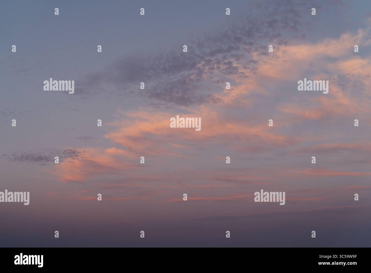 Horizon Glow mit Weich-Rosa- und Lila-Wisps Stockfoto