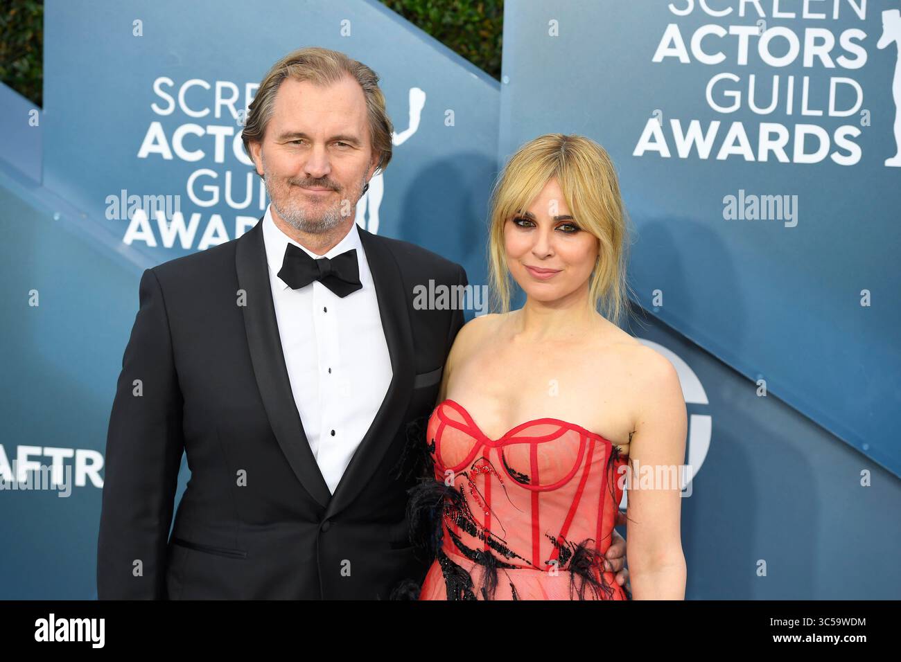 19. Januar 2020, Los Angeles, Kalifornien, USA: PETER THUM UND CARA BUONO während der Ankunft des Roten Teppichs für die 26. Jährlichen Screen Actors Guild Awards in der Shrine Expo Hall. (Bild: © Kevin Sullivan via ZUMA Wire) Stockfoto