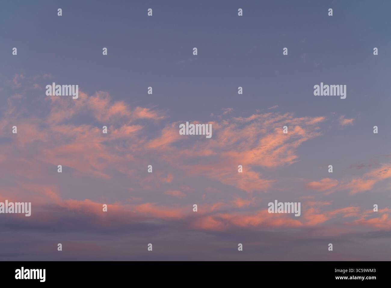 Pinke Wolken in der Abenddämmerung mit sanften Pastelltönen Stockfoto