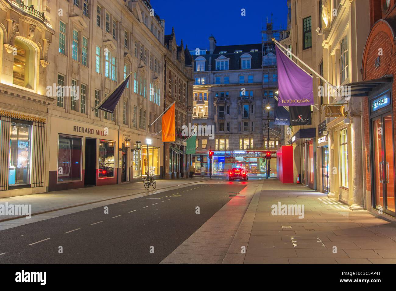 Old Bond Street in der Nacht, London, England. Stimmungsvolle Aufnahme der weltberühmten Straße für Luxusmarken. Stockfoto