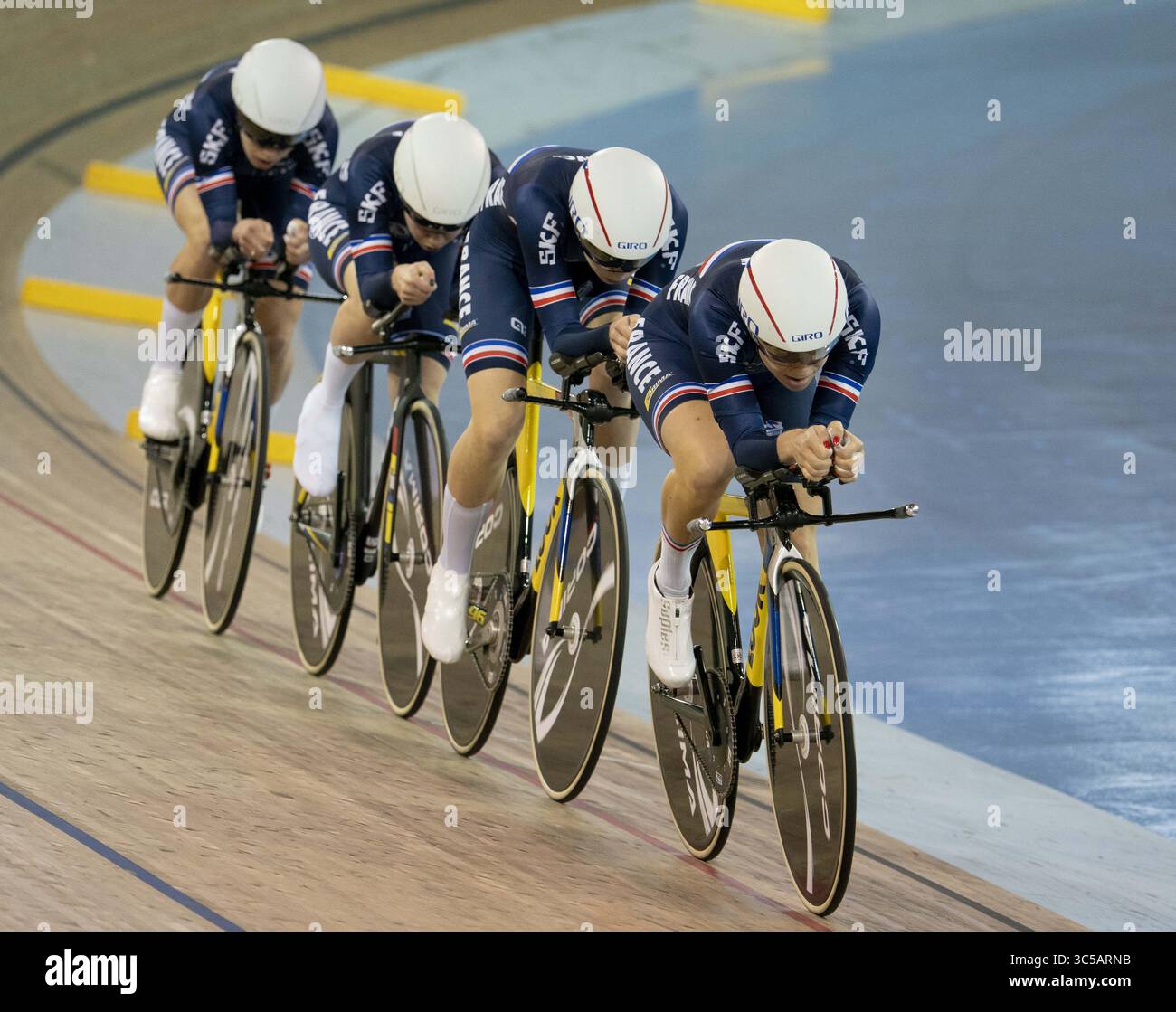24. Januar 2020, Milton, Ontario, Kanada: Die französische Clara Copponi führt ihr Team während der ersten Runde der Frauen-Team-Verfolgungen beim Tissot Track Cycling World Cup in Milton, Ontario am Freitag, den 24. Januar 2020. (Bild: © Peter Power/ZUMA Wire) Stockfoto