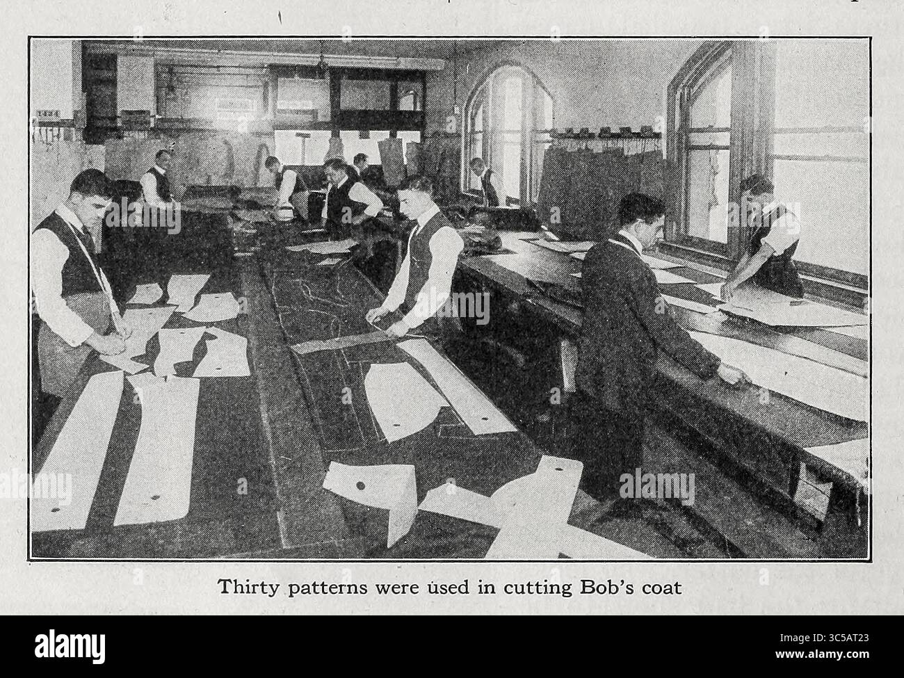Dreißig Muster wurden verwendet, um Bobs Mantel aus dem Buch The Clothes We Wear der Serie The Journey Club Travels von Carpenter, Frank G. (Frank George), 1855-1924 in New York, Cincinnati: American Book Company 1926 zu schneiden. Stockfoto