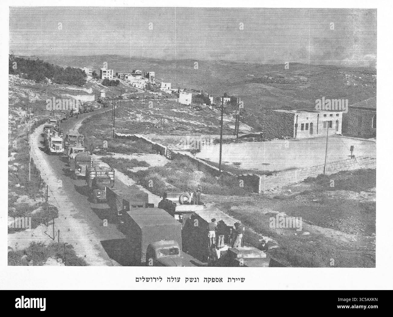 Bewaffneter Konvoi mit Nahrungsmitteln, Waffen und Vorräten auf dem Weg nach Jerusalem Stockfoto
