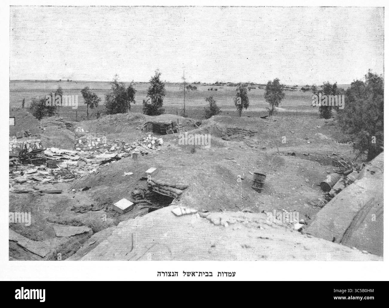 Graben im belagerten Beit Eschel (Hebräisch בֵּית אֵשֶׁל) war eine jüdische Siedlung, die 1943 in der Negev-Wüste im Mandat Palästina als einer der „drei Aussichtspunkte“ im nördlichen Negev neben Revivim und Gvulot errichtet wurde. Sie lag zwei Kilometer südöstlich von Beerscheba. Stockfoto