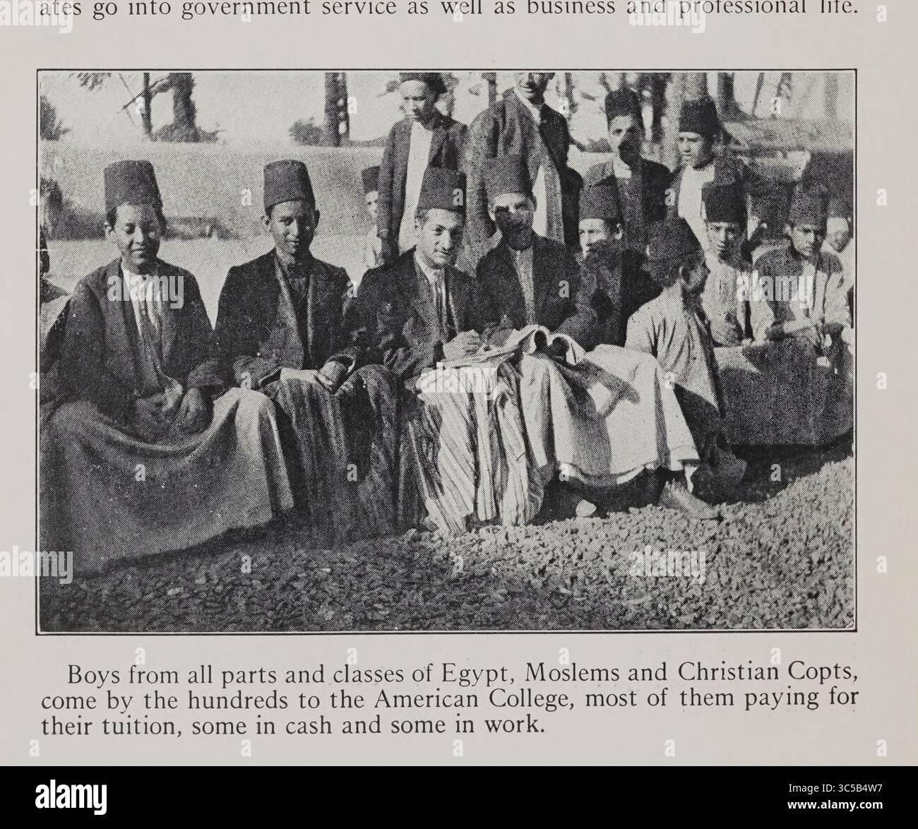 Jungen aus allen Teilen und Klassen Ägyptens, Moslems und christliche Kopten, kommen zu Hunderten zum American College, die meisten von ihnen zahlen für ihre Studiengebühren, einige in bar und andere in Arbeit. Schwarzweiß-Fotografie von Carpenter, Frank G. (Frank George), 1855-1924 Kairo bis Kisumu: Ägypten - der Sudan - Kenia Kolonie veröffentlicht 1928 Stockfoto