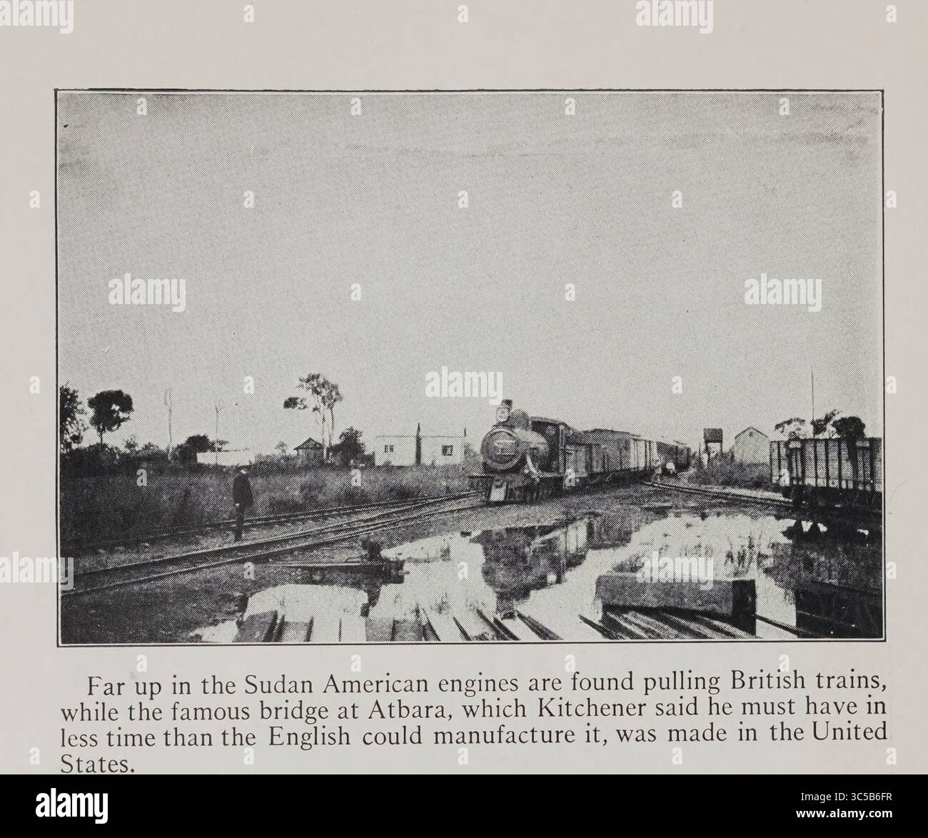 Weit oben im Sudan werden amerikanische Motoren gefunden, die britische Züge ziehen, während die berühmte Brücke in Atbara, die Kitchener in kürzerer Zeit haben muss, als die Engländer sie herstellen könnten, in den Vereinigten Staaten hergestellt wurde. Schwarzweiß-Fotografie von Carpenter, Frank G. (Frank George), 1855-1924 Kairo bis Kisumu: Ägypten - der Sudan - Kenia Kolonie veröffentlicht 1928 Stockfoto