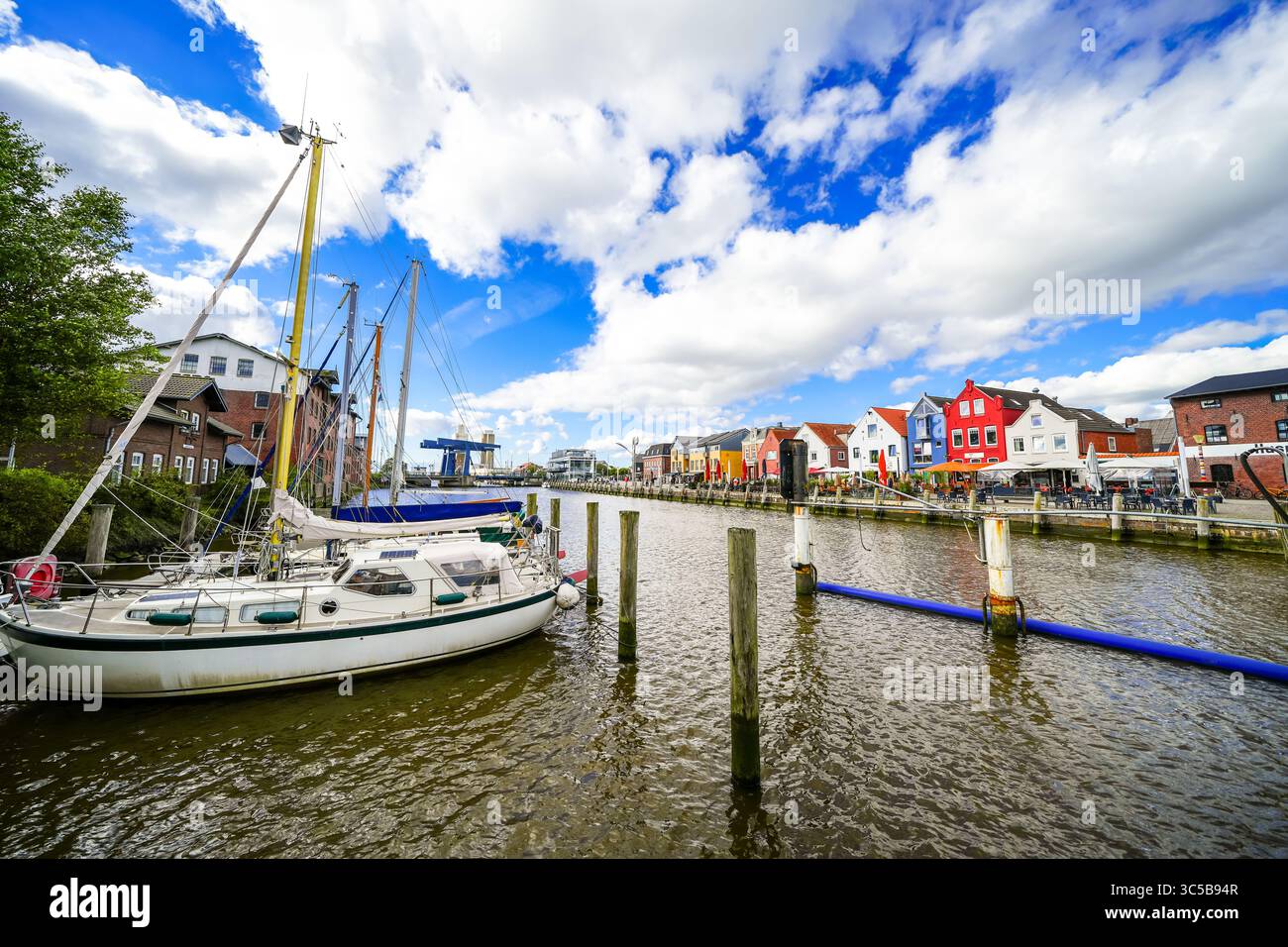 Blick auf die Husumer Au in Husum an der nordfriesischen Nordseeküste. Die Altstadt mit historischen Gebäuden. Stockfoto