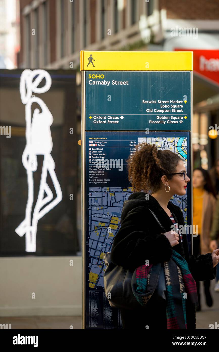 Carnaby Street Fußgängerschild in Soho, London, mit lokalen Sehenswürdigkeiten und nahe gelegenen Gebieten wie Oxford Circus und Berwick Street. Stockfoto