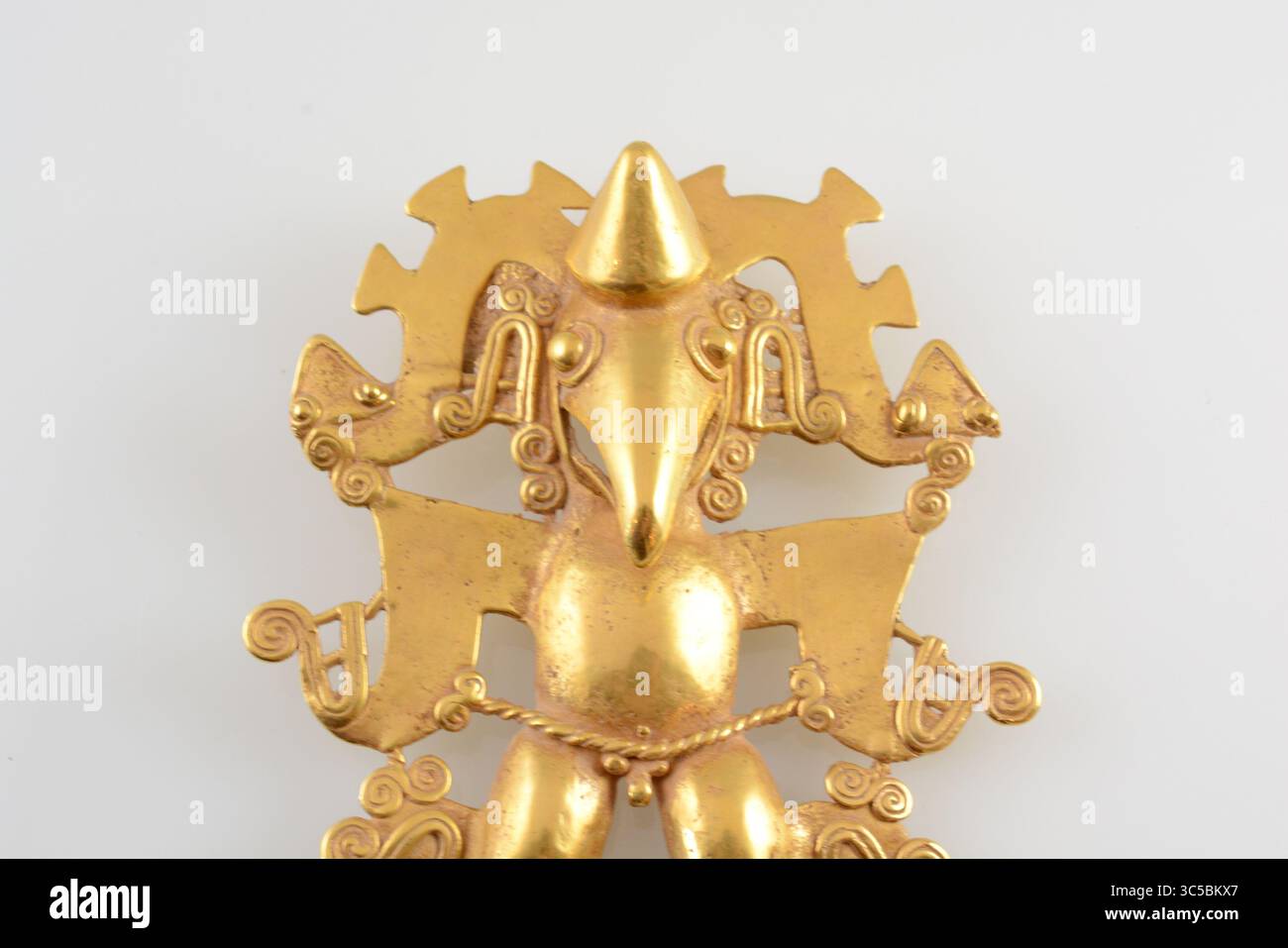 Antike präkolumbische Kunst: Goldskulptur eines Vogels aus Panama Stockfoto